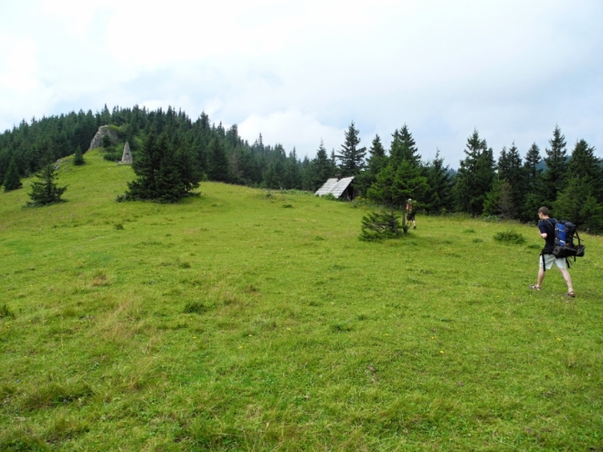 Na hřebínku je možné k přespání využít i útulnu a přespat na širokých dřevěných lavicích. Uvnitř je ale ohniště, prach a nevlídno.