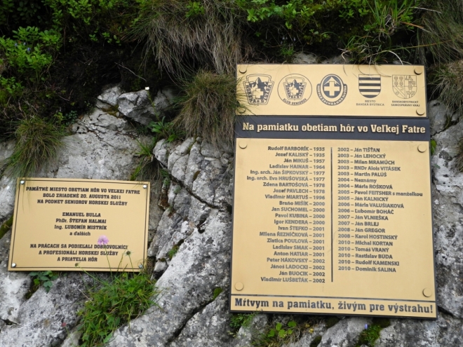 Na památku obětem Velké Fatry je zde tabule s jmény zahynulých. Hory jsou krásné, ale bývají i zrádné a nelze je podceňovat.