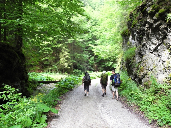 Dedošová dolina je nádherná, často úzká a skalnatá. Pokud ale sem chcete dojít z Gaderské doliny od Blatnice, zabere vám pochod několik hodin. 