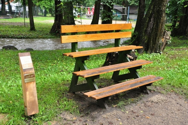 Kaskádová lavička.