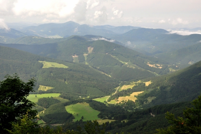 Na západě jsou již Strážovské vrchy.