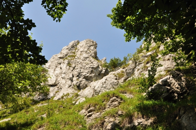 Za sestupu do Horné Poruby je možné vrchol Vápeče spatřit z jiného úhlu pohledu.