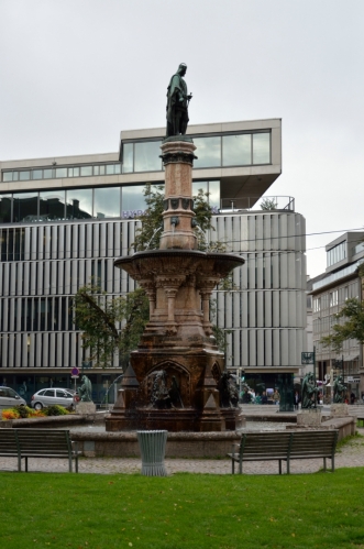 Pokud mě něco zaujalo už od prvních chvil, je to všeobecná upravenost a čistota. Rudolfova fontána z roku 1877 na náměstí Boznerplatz vznikla na památku 500 let vlády Habsburků v Tyrolsku.