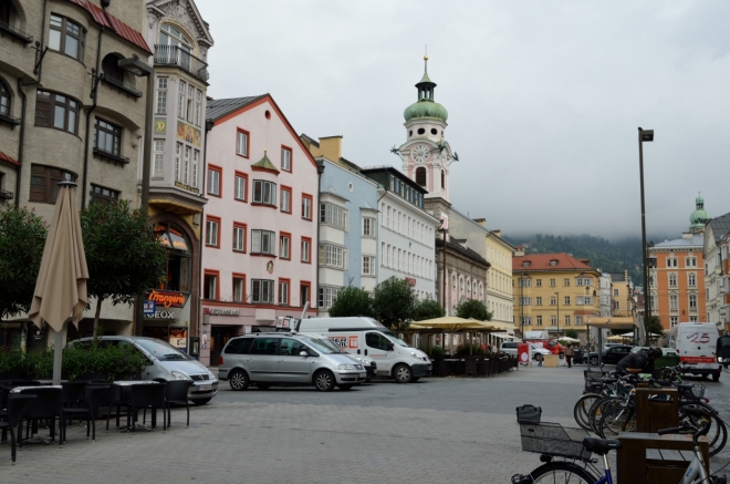 Severní části ulice nenápadně dominuje do růžova laděný Špitálský kostel (Spitalskirche).