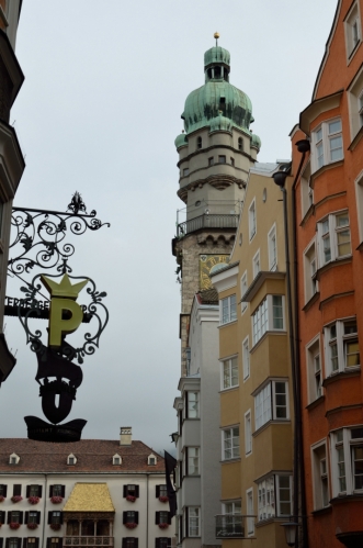 Vstupuji do ulice Herzog-Friedrich-Straße, jež je osou starého města (Altstadt). V pozadí věž staré radnice, zvaná též Městská věž (Stadturm), tam se dnes ještě podívám.