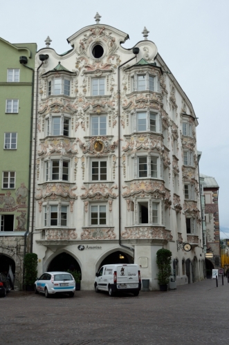 Dům zvaný Helblinghaus z 15. století, na němž se postupně podepsala gotika, baroko i rokoko