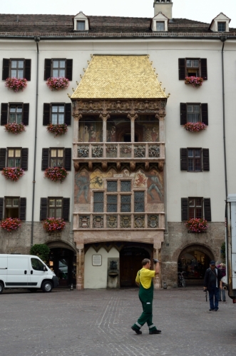 Známým symbolem města je takzvaná Zlatá stříška (Goldenes Dachl), tvořená pozlacenými plátky mědi, při jejím focení mě málem přejel skútr. Byla dokončena roku 1500 na oslavu svatby císaře Maxmiliána I., příslušný balkon sloužil císaři a jeho manželce jako pozorovatelna při různých událostech.