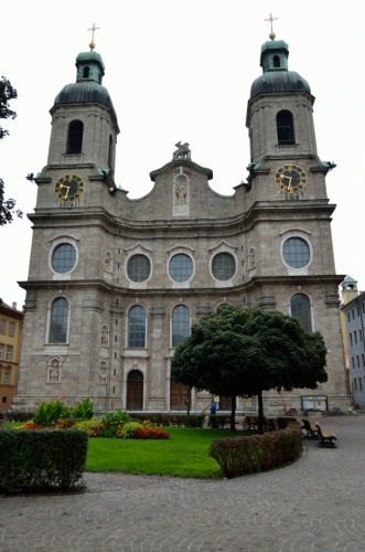 Historickou uličkou jsem přešel na velice poklidné náměstí Domplatz, jemuž vévodí barokní dóm svatého Jakuba z počátku 18. století, zvaný též innsbrucká katedrála.