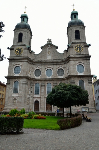 Historickou uličkou jsem přešel na velice poklidné náměstí Domplatz, jemuž vévodí barokní dóm svatého Jakuba z počátku 18. století, zvaný též innsbrucká katedrála.