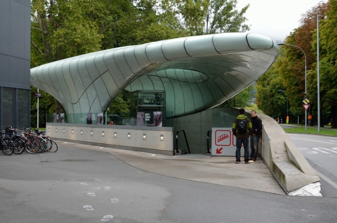 Začalo zase poprchávat, chvíli jsem se před deštěm schovával, ale asi to nemá velký smysl. Jsem teď severně od centra při dolní stanici lanovky Nordkettenbahn, kterou se lze nechat vyvézt na hřeben ležící severně od města až do výšky 2269 metrů nad mořem (jelikož ale zpáteční jízdenka stojí 30 eur, patrně tuto možnost nevyužiji).