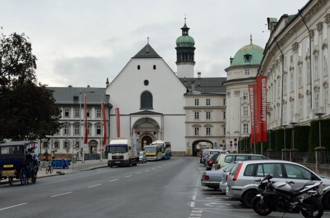 Jsem stále v ulici, která lemuje staré město z východu. Vpravo zámek či palác Hofburg, vlevo v pozadí Tyrolské muzeum lidového umění (Tiroler Volkskunstmuseum).