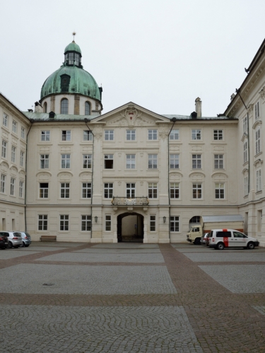 Na nádvoří Hofburgu se dá pěkně posedět. Tento palác, jenž se údajně svým významem v rámci země řadí hned za vídeňský Hofburg a Schönbrunn, býval sídlem tyrolských knížat a jiných příslušníků habsburského rodu, svou dnešní podobu s rokokovými rysy získal za Marie Terezie v 18. století.