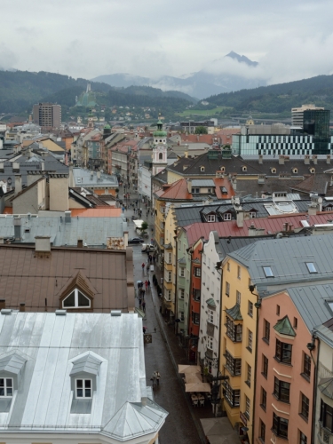 Nakonec to sychravé počasí má i svoje kouzlo. Pohled přes Herzog-Friedrich-Straße a Maria-Theresien-Straße na jih.