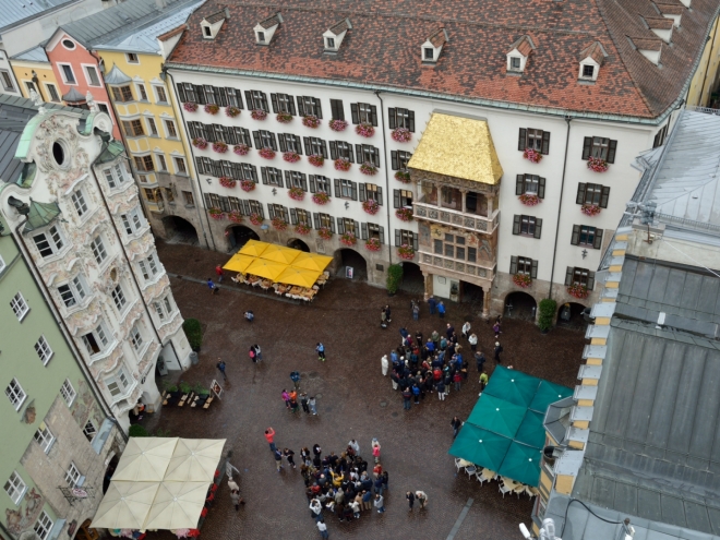 Pohled na shon u Zlaté stříšky. Na vyhlídce jsem docela sám, takže mě v poklidném fotografování omezuje pouze ochranné pletivo.