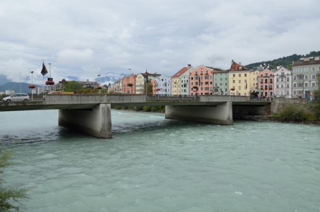 Sešel jsem k řece na západní okraj starého města. Tomuto mostu se i přes moderní vzhled říká Starý (Alte Innbrücke).