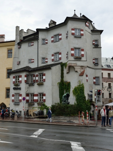 Ottoburg, zajímavý dům na staroměstském nábřeží. Pochází stejně jako Zlatá stříška z konce 15. století a původně byl obytnou věží městského opevnění.