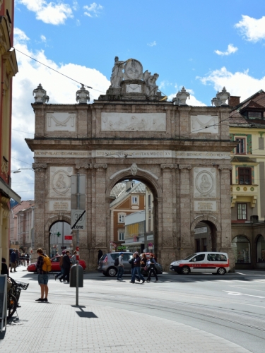 Ulici Marie Terezie, kterou jsem částečně viděl už včera, uzavírá z jihu Vítězný oblouk (Triumphpforte). Byl vybudován v roce 1765 na tehdejším konci města, při příležitosti svatby budoucího římského císaře Leopolda II.