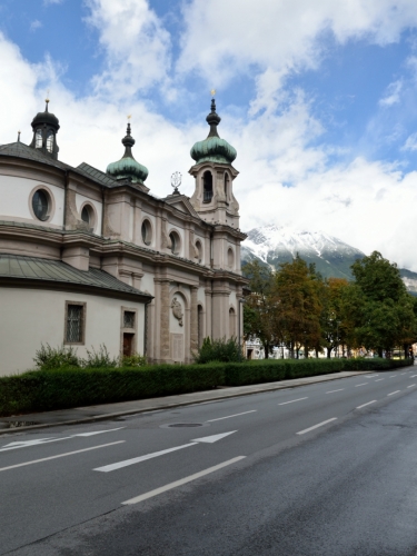 Po cestě ke copycentru, kde si musím vytisknout nějaké potvrzení pro příští ubytování, se dostávám k baroknímu kostelu svatého Jana (Johanneskirche) nedaleko Innu. V blízké restauraci pak levně obědvám.