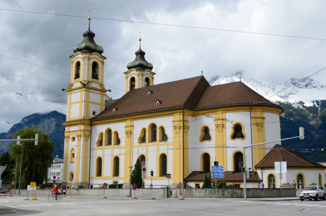Přecházím na jih města, kde přehlídka kostelů pokračuje. Rokoková Wiltenská bazilika z poloviny 18. století.