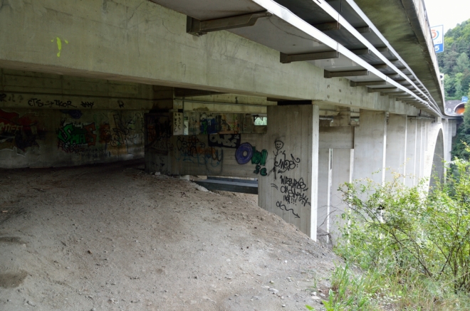 Slíbené rozchození po kopcích proběhne pouze v nejbližším podhůří Patscherkofelu, nečekejte od toho mnoho. Turistická značka mě přivádí pod dálnici A13, která pokračuje kamsi na jih do Itálie.