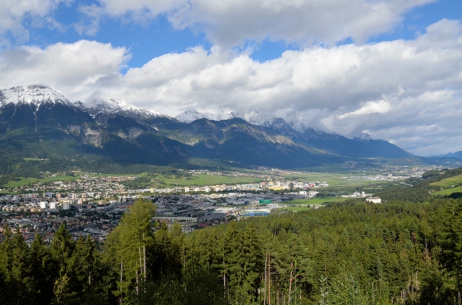 A tady východní, vyfocená tak o kilometr dále. Innsbruck je umístěn opravdu krásně.