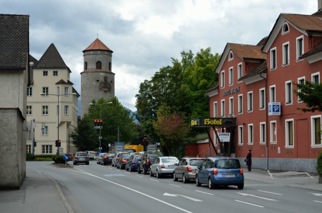 Do centra to mám nudných 1,5 kilometru po přímé ulici a vůbec je celý Feldkirch s ohledem na populaci obludně rozlehlý, dobré dva kilometry čtvereční uprostřed města totiž zabírá neobydlený kopec.