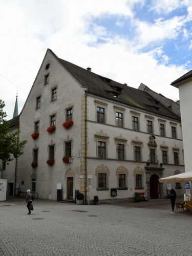 Staré město si díky přehlednému plánku, který jsem dostal na hostelu, prohlížím velice podrobně, zde se pokusím být stručnější. Teď stojím u Lichtenštejnského paláce (Palais Liechtenstein) z roku 1697, jenž původně sloužil Lichtenštejnům jako správní budova, dnes v něm sídlí městská knihovna a archiv.