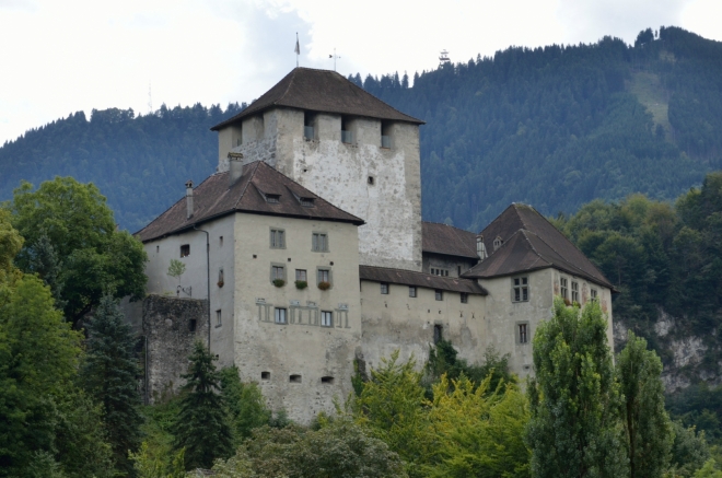 Hrad Schattenburg, který jste mohli zahlédnout už na předchozí fotce, si jakožto hlavní dominantu města nechávám až na konec.