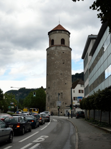 Katzenturm („kočičí věž“) je nejvýraznějším pozůstatkem městského opevnění, na přelomu 15. a 16. století ji zde nechal znovuvztyčit sám císař Maxmilián I. Název věže je odvozen zřejmě od koček-kanónů, které zde bývaly umístěny.