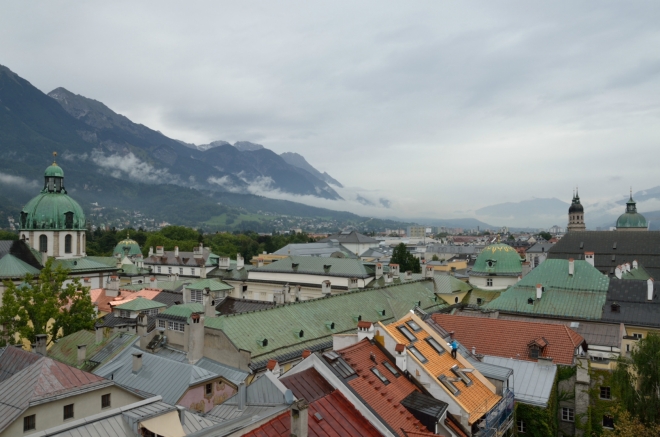Pohled dál do údolí Innu, jež je hlavní osou civilizace v Tyrolsku. Asi netřeba zdůrazňovat, podle čeho byl Innsbruck pojmenován.