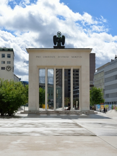 Tam, kde nacisté plánovali velký pomník svým hrdinům padlým v boji proti republice, se dnes nachází Památník osvobození (Befreiungsdenkmal), který zde po válce nechaly zbudovat francouzské okupační síly.