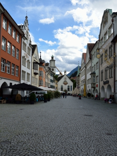 Toto náměstí se nazývá Marktgasse neboli „tržní ulička“ (trochu zvláštní názvosloví...). V pozadí kostel svatého Jana (Johanniterkirche) z počátku 13. století, další středověká památka.