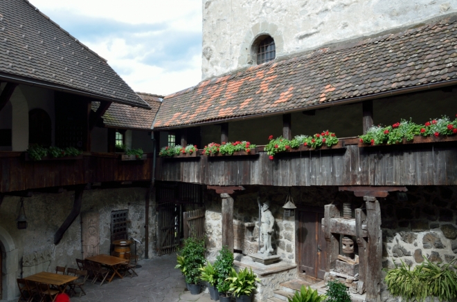 Než jsem na hrad vystoupal, počasí se zas trochu zkazilo. Takto vypadá hlavní nádvoří.