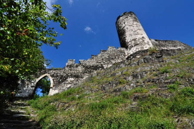 Horní vstupní brána a Čertova věž, která měla pouze obranou funkci. Německy se těmto věžím říkalo Berkgrift a sloužily i jako poslední útulek v dobytém hradu.