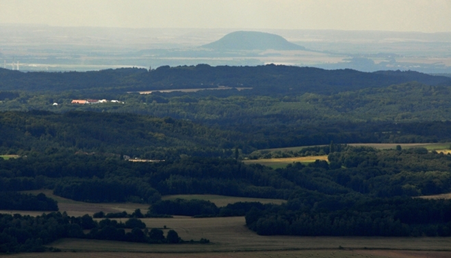 Památná hora Říp patří k symbolův české historie a je z Bezdězu dobře viditelná.