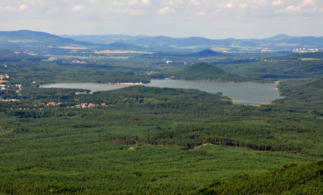 Máchovo jezero, v pozadí vrch Šroubený (375 m n. m.).