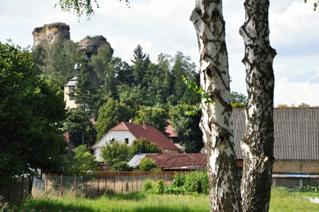 Nad Jestřebím ční dvouvrcholový pískovcový suk, který na svém temenu nese zbytky hrádku.