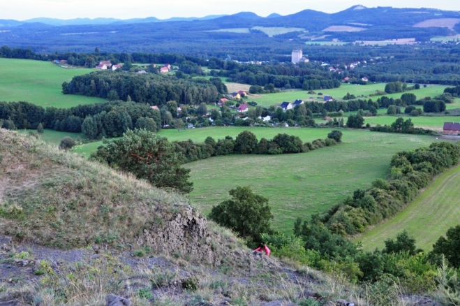 Provodín, v pozadí lom na Maršovickém vrchu.