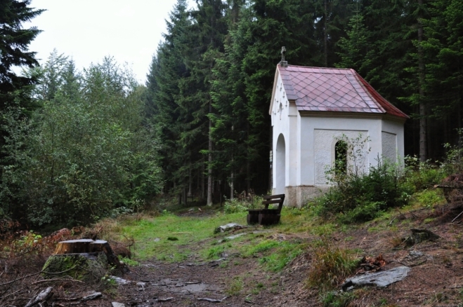 Lesní kaplička nad Přední Výtoní.