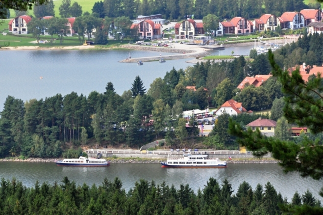 Lipno nad Vltavou vzkvétá, byť se to ne každému zamlouvá. Většinou jde ale jen o nesoudné jedince, co nevidí dál, než na špičku svého nosu.