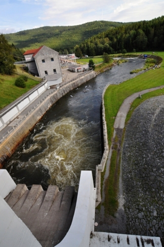 Jeho 25 m vysoká hráz je dlouhá 296 m. Zadržet může až 186 milionů m3 vody. Při povodních v roce 2002 byl přítok do Lipna 470 m3/s, odtok 13.8. 2002 320 m3/s. Když pojedete vodu, bohatě stačí svav 10 m3 ve Vyšším Brodu. 