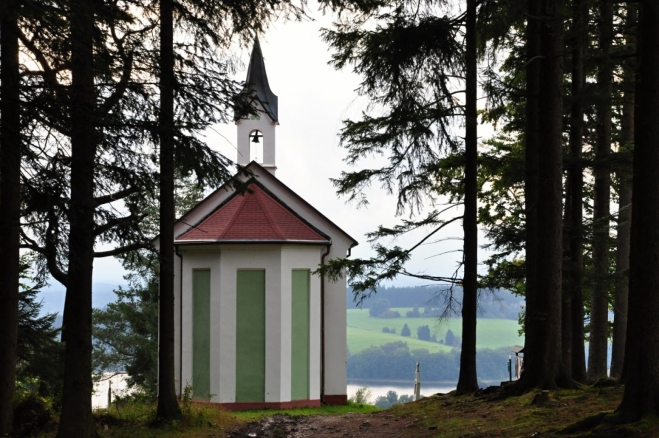 Kaple Vysoká muka (Hohe Merter), byla dostavěna r. 1898 na místě Staré kaple Ukřižovaného. Vede k ní nově restaurovaná křížová cesta, jejíž oprava byla dokončena v roce 2000. 