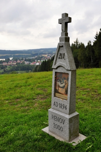 Od kaple i z celé křížové cesty je nádherný rozhled na lipenské zátoky a Frymburk.