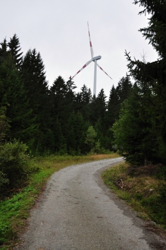 Větrné elektrárny stojí těsně u hranic na vrcholové plošině mezi Hvězdnou a Hirschensteinem.