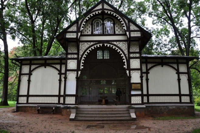  Voda z Rudolfova pramene je vedena i do pavilonů Karolina a Křížový pramen.