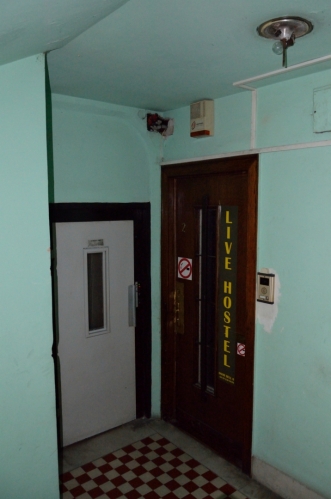 Ani tady se ovšem nedozvoníme, při pohledu na dveře bych se nedivil, kdyby hostel už delší dobu nefungoval. Nebo je recepce přítomna pouze na objednávku, tu jsme neudělali.