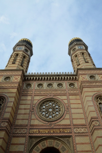 Synagoga byla vybudována v polovině 19. století v novomaurském slohu (snad se tomu tak říká), ze svého okolí tedy vyčnívá i zajímavým vzhledem. Uvnitř se posadí skoro tři tisíce věřících.
