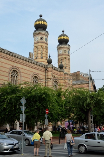 Hned na začátek si dáme něco velkého – Velká synagoga (Dohány utcai Zsinagóga/„doháň utsai žinagóga“), stojící kousek od hostelu, je největší synagogou v Evropě. Druhou největší byste mimochodem našli v Plzni, jak možná víte.