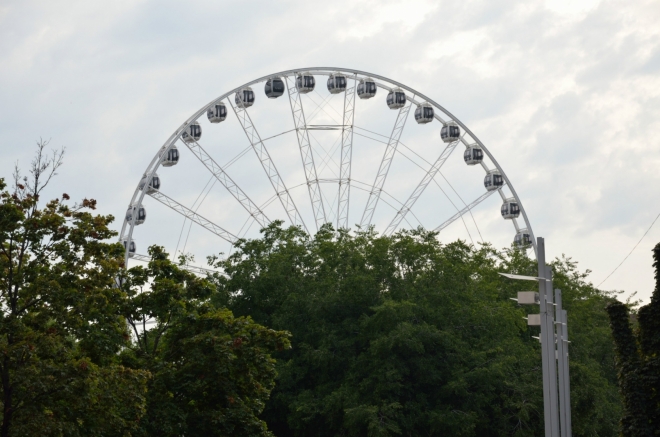 „Budapešťské oko“ na náměstí Erzsébet („eržébet“). Dosahuje výšky 65 metrů a je přenosné, za pár týdnů už může stát někde jinde.