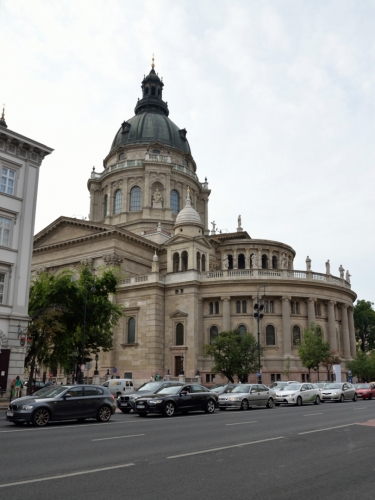 Dalším velkým soustem bude novoklasicistní bazilika svatého Štěpána (Szent István-bazilika/„sent ištván bazilika“) dokončená roku 1905, jež patří mezi největší kostely v Maďarsku. Nese jméno Štěpána I. Uherského, zakladatele uherského státu a prvního uherského krále.